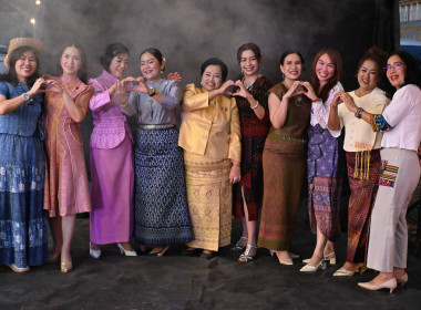 🎎เข้าร่วมกิจกรรมเดินแบบการกุศล เสน่ห์ภูษาศิลป์ ... พารามิเตอร์รูปภาพ 15