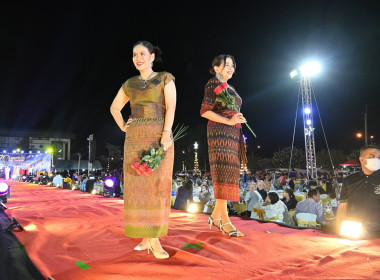 🎎เข้าร่วมกิจกรรมเดินแบบการกุศล เสน่ห์ภูษาศิลป์ ... พารามิเตอร์รูปภาพ 11